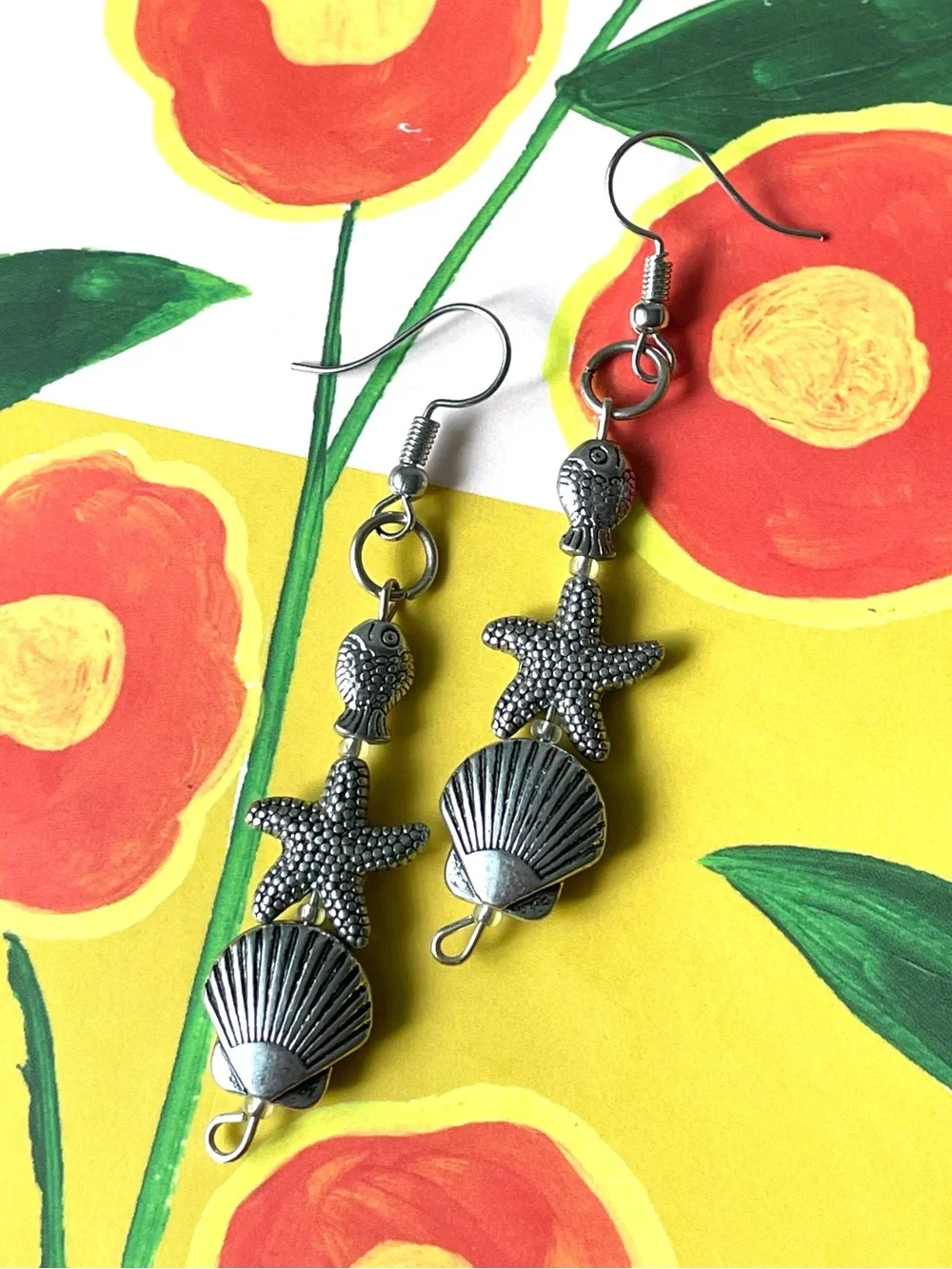 Vintage/style silvertone dangle earrings fish starfish scallop shell beachy